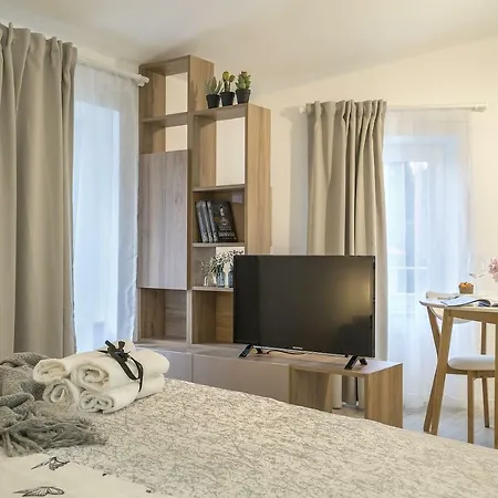 Petar In Old Part Of Town Daire